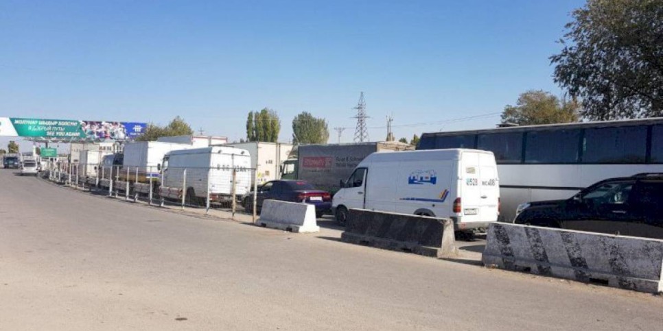 
                    Три сотни машин застряли на погранпереходах Казахстана
                