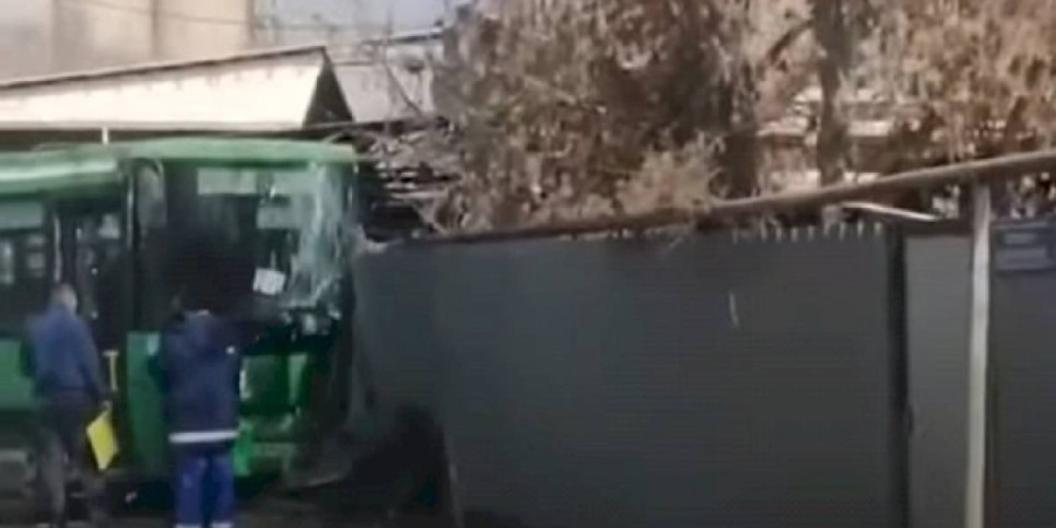 
                    Пассажирский автобус врезался в забор жилого дома в Алматы
                