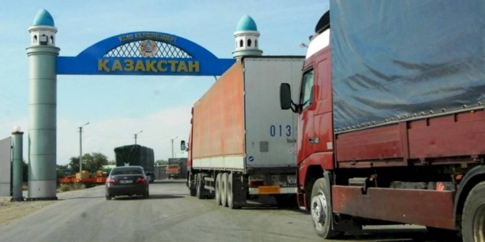 
                    Казахстан предложил России ускорить процесс прохождения досмотра грузов на границе
                