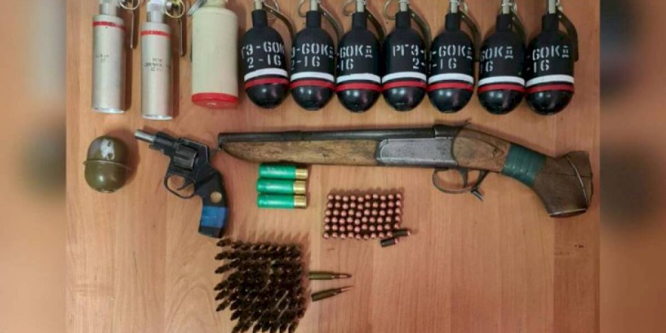 
                    В лесополосе по дороге на Медеу найден схрон с оружием и боеприпасами
                