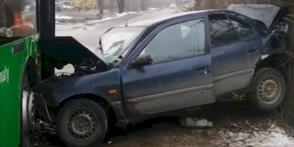 
                    Легковой автомобиль врезался в автобус в Алматы
                