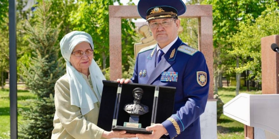 
                    В Жуалы открыли мемориальную доску Бауыржану Момышулы – генпрокурор Берик Асылов
                