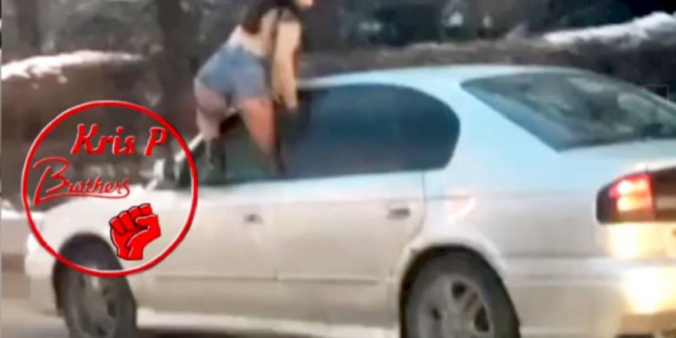 
                    Полуголая девушка выбралась на полном ходу из окна машины в Алматы
                