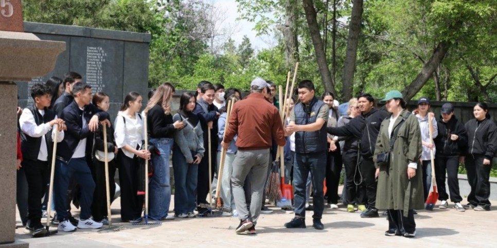 
                    В Алматы прошла масштабная уборка на Центральном кладбище
                