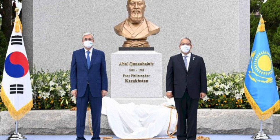 
                    Касым-Жомарт Токаев открыл памятник Абаю в Сеуле
                