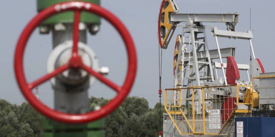 
                    Впервые с мая цена нефти опустилась ниже 65 долларов за баррель
                