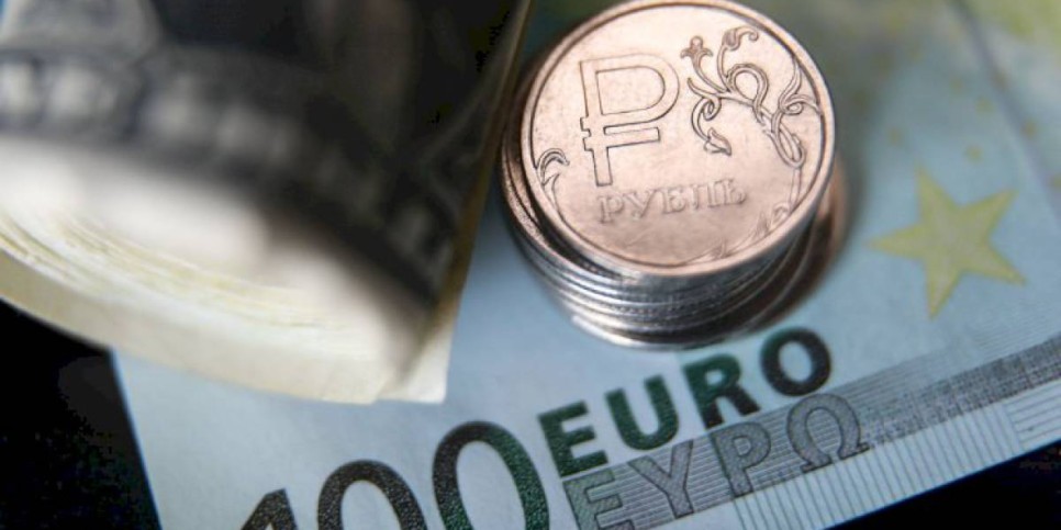
                    По какому курсу покупают и продают доллары, евро и рубли в обменниках Алматы
                