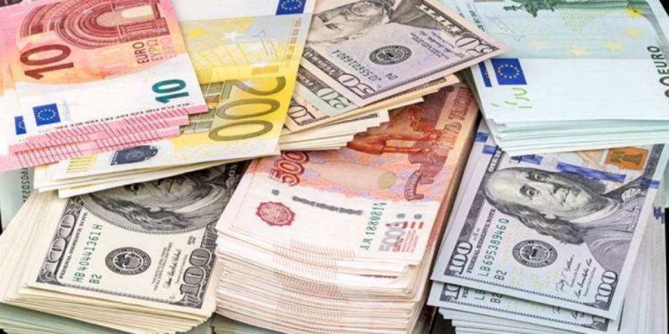 
                    За сколько покупают и продают три основные валюты в обменниках Алматы
                