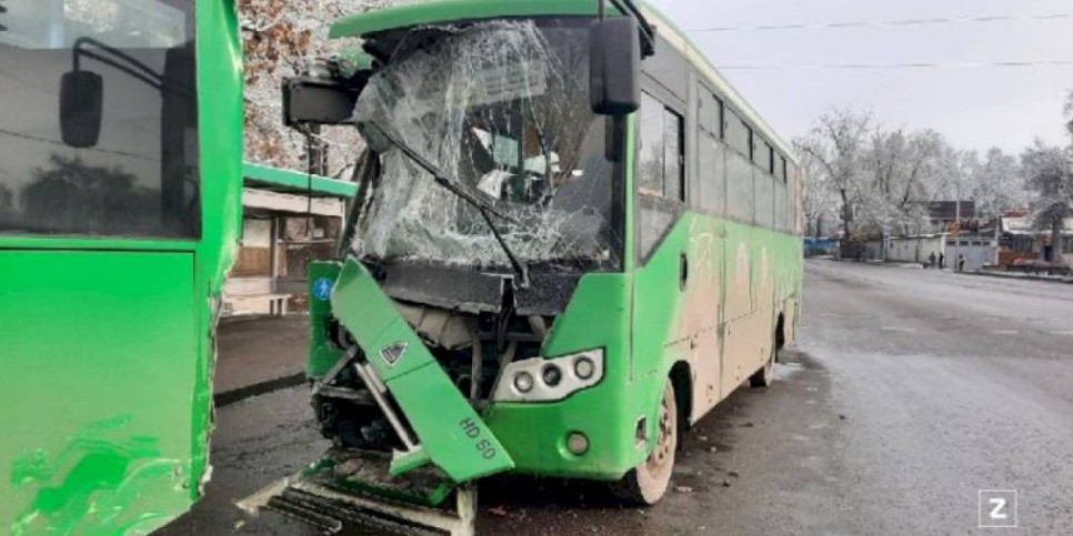 
                    Два автобуса столкнулось в Алматы, пострадали около 20 человек
                