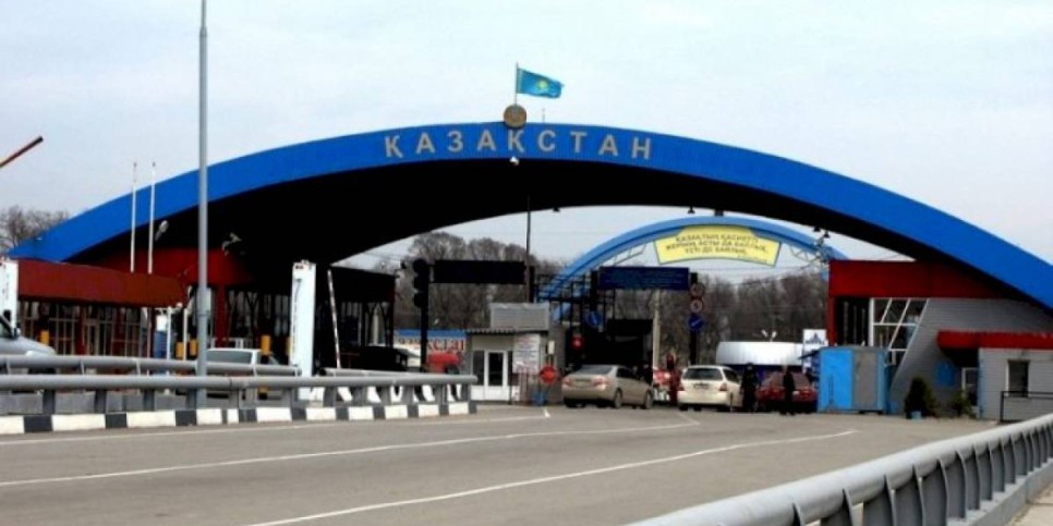 
                    Более 260 машин застряли на погранпереходах Казахстана
                