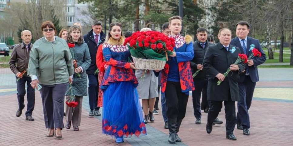 
                    Делегация из России возложила цветы к мемориалу «Победа» в ВКО 
                
