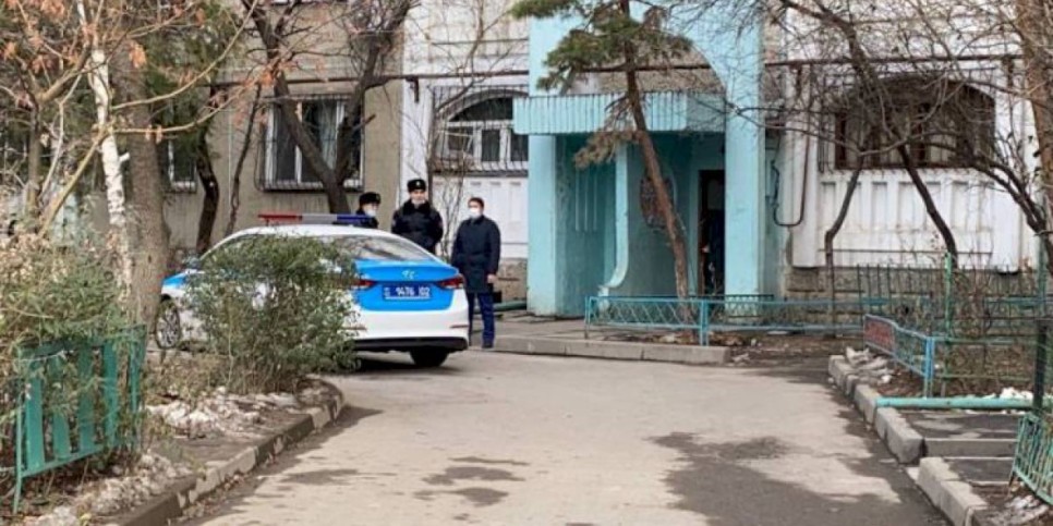 
                    Женщина с тремя детьми выбросилась из окна в Алматы
                