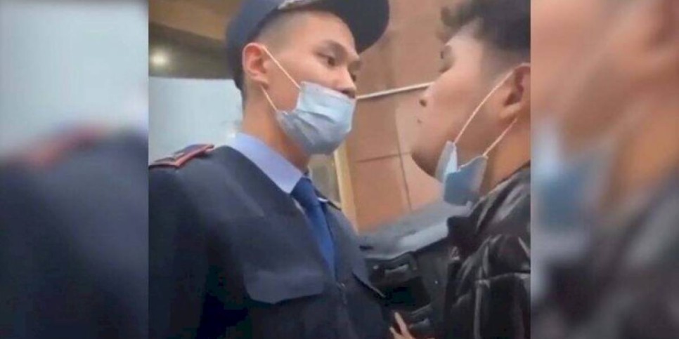 
                    Пранкеры с колонкой пугали пассажиров метро в Алматы
                