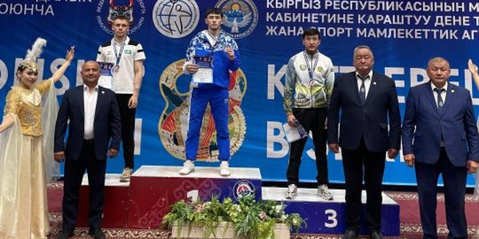 
                    Чемпион Азии: 187 раз поднял гирю весом 24 кг студент из ВКО Алишер Серикбек
                