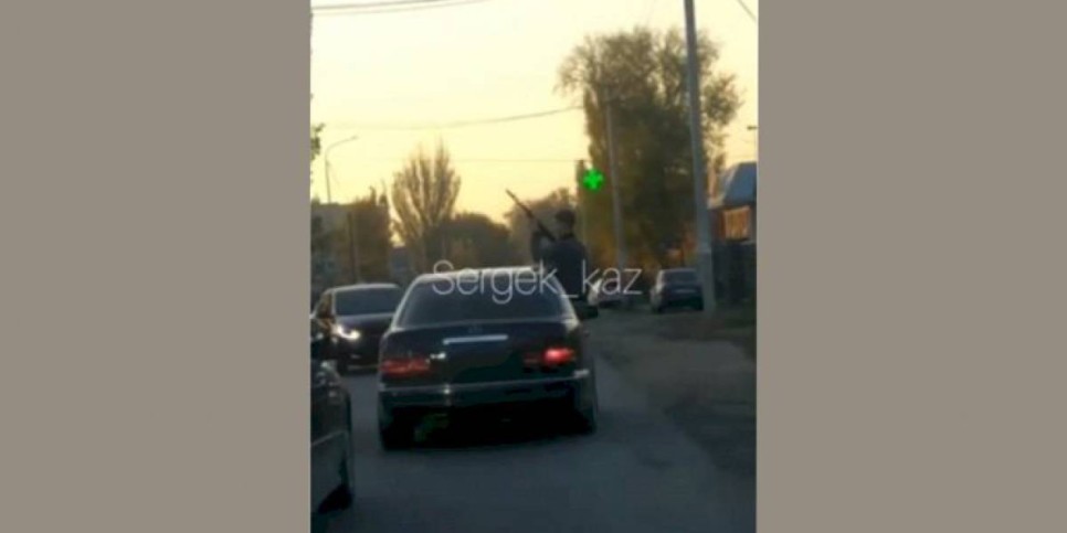 
                    Видео кортежа без госномеров с автоматчиком в одном из автомобилей распространяется в сети
                