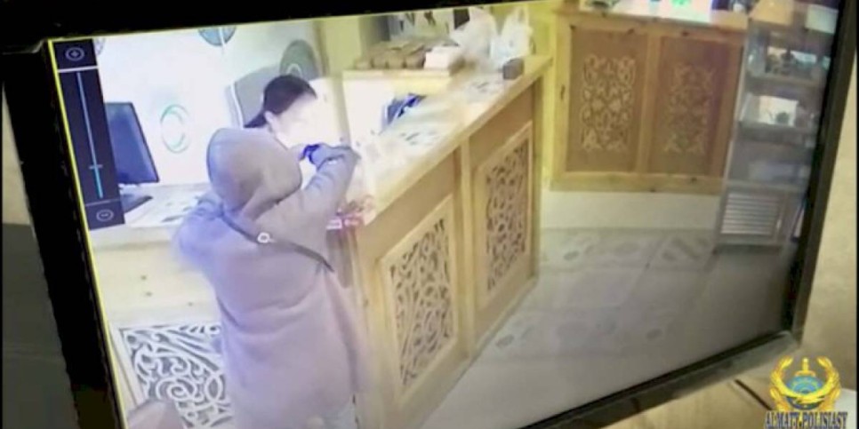 
                    Серийная воровка попала на видео во время кражи ящика для пожертвований в Алматы
                