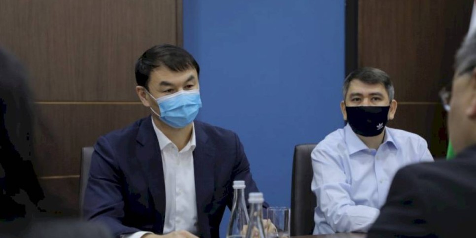 
                    Посол Казахстана привился узбекско-китайской вакциной в Ташкенте
                