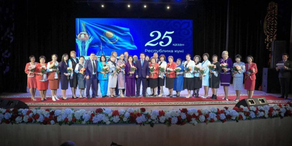 
                    48 педагогов наградили в Казахстане
                