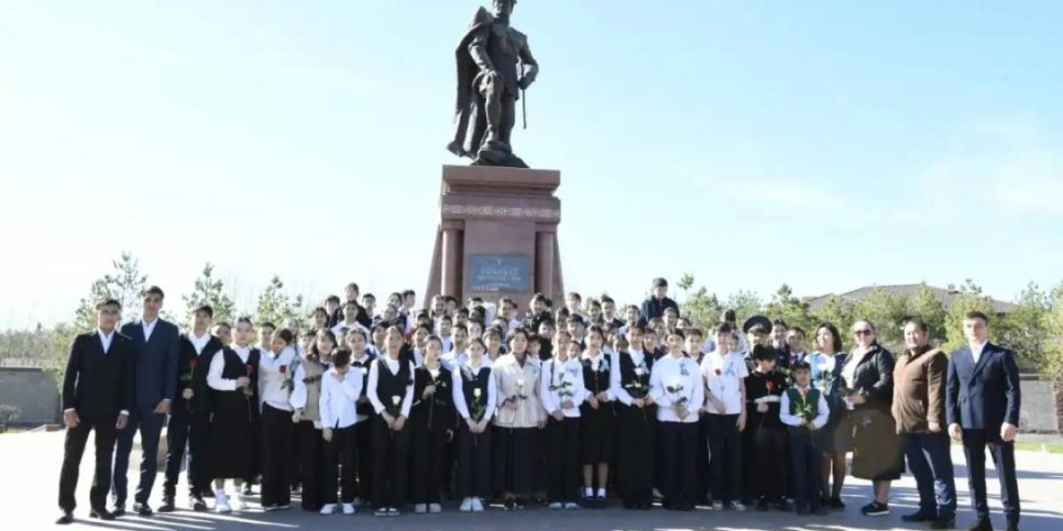 
                    80-летие Победы: школьники возложили цветы к памятнику Бауыржана Момышулы в Астане
                