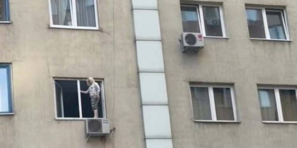
                    Рискуя жизнью, полицейские спасли девушку от суицида в Алматы
                
