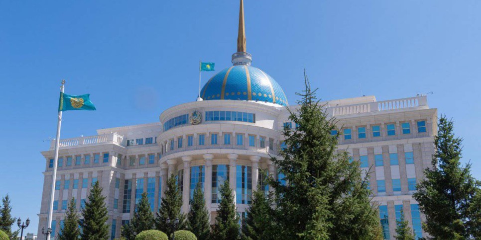 
                    Токаев наградил ряд казахстанцев в честь Дня Республики
                