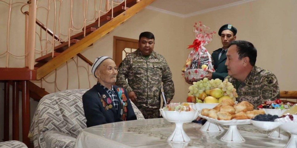 
                    96-летнего ветерана войны поздравили с Днем Республики офицеры Минобороны
                