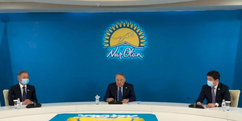 
                    Нурсултан Назарбаев принимает участие в заседании Nur Otan
                