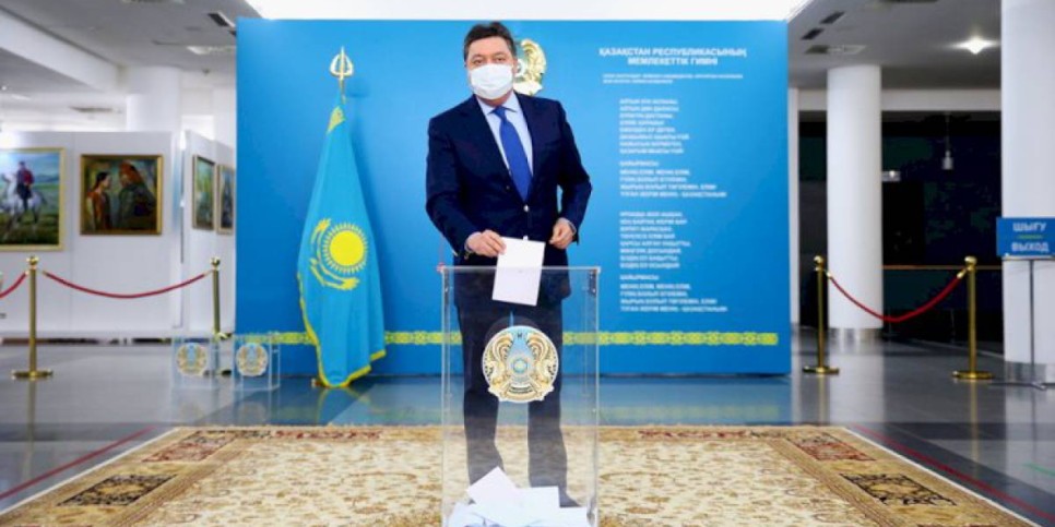 
                    Аскар Мамин проголосовал на парламентских выборах
                