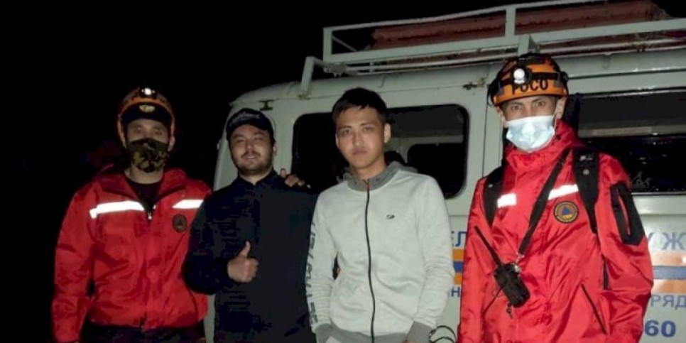 
                    Двое парней заблудились в горах Алматы
                