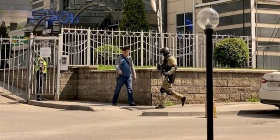 
                    Полиция Алматы ведет переговоры со стрелком из «Бухар Жырау Тауэрс»
                