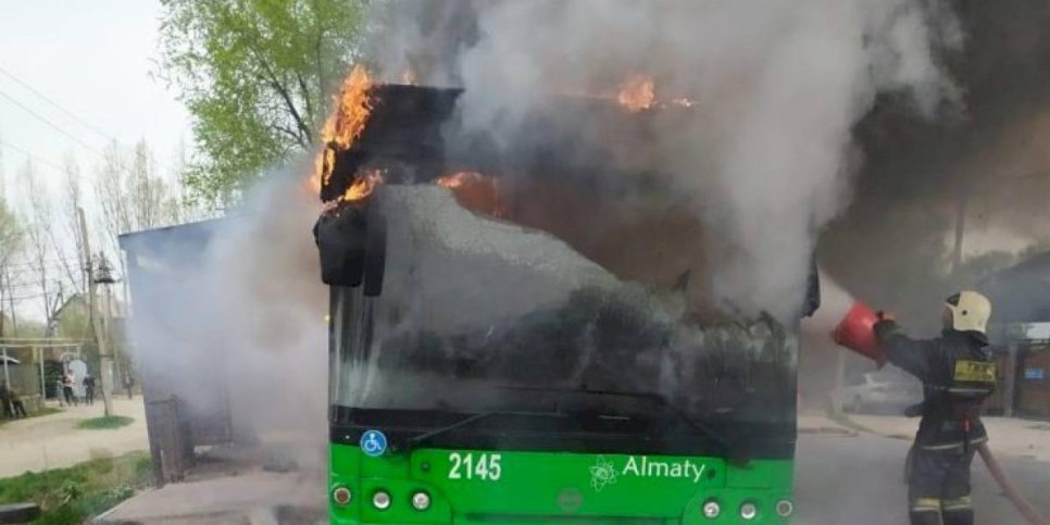 
                    Маршрутный автобус загорелся в Алматы
                