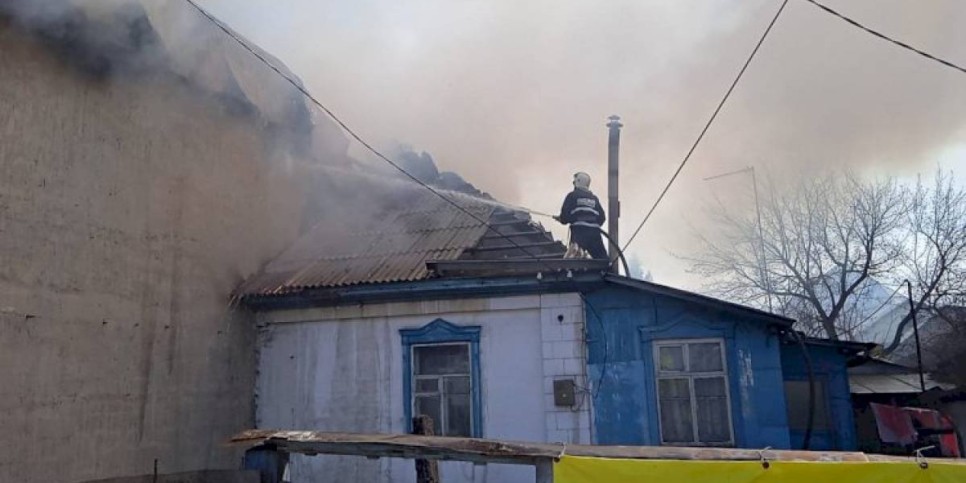 
                    На проспекте Рыскулова в Алматы горело двухэтажное здание
                