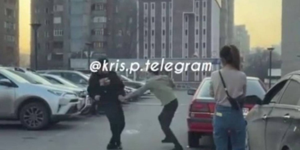 
                    Драка мужчин с ножом на парковке в Алматы попала на видео
                