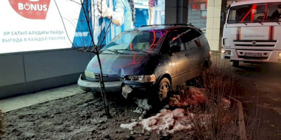 
                    Пьяный водитель повредил посаженный возле магазина Sulpak в Алматы дуб
                