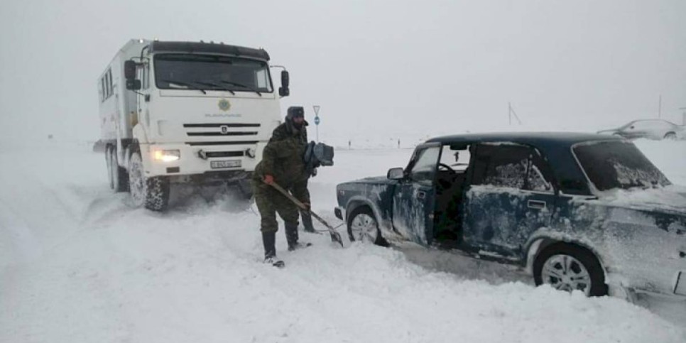 
                    Более 60 казахстанцев вызволили из снежных заносов в выходные дни
                