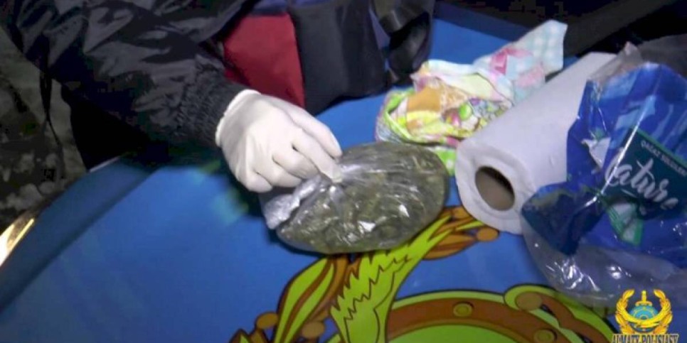 
                    Рюкзак с марихуаной пытался провезти в такси мужчина в Алматы
                