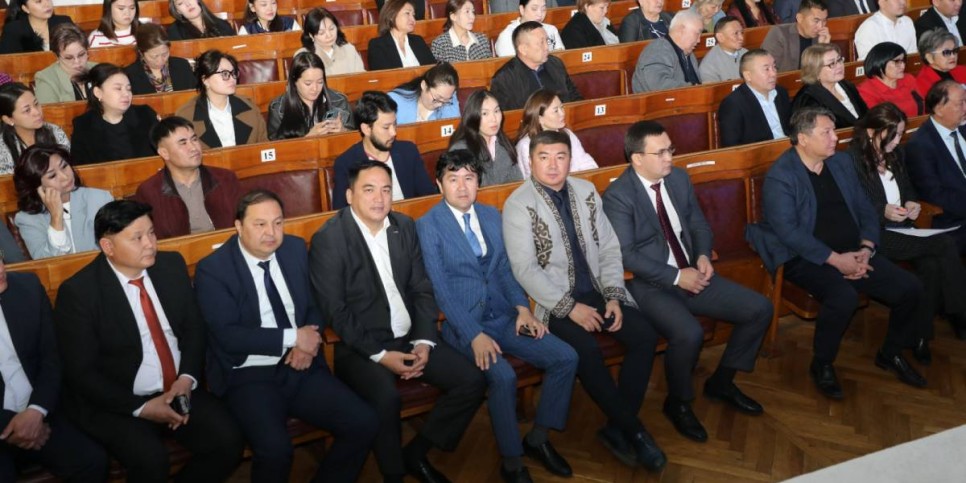 
                    Советник Президента встретился в Алматы с работниками социокультурных кругов и силовиками 
                