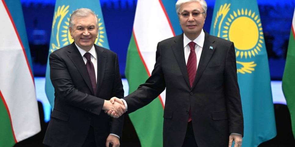 
                    Токаев провел неформальную встречу с Президентом Узбекистана
                