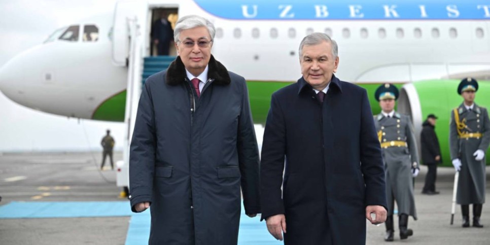 
                    Шавкат Мирзиёев прибыл с рабочим визитом в Казахстан
                