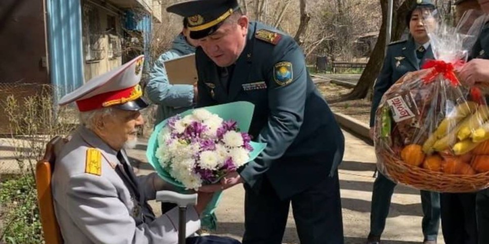 
                    80-летие Победы: в Алматы гвардейцы почтили 101-летнего ветерана войны
                