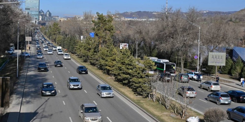 
                    В Алматы на проспекте аль-Фараби высадили почти 300 крупномерных деревьев
                