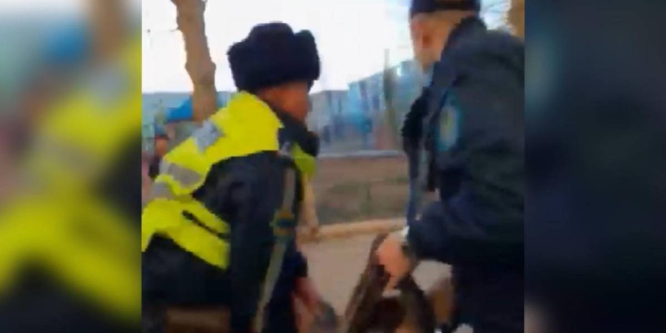 
                    Полицейские спасли мужчину и ребенка, потерявших сознание, из задымленной квартиры в Кокшетау
                