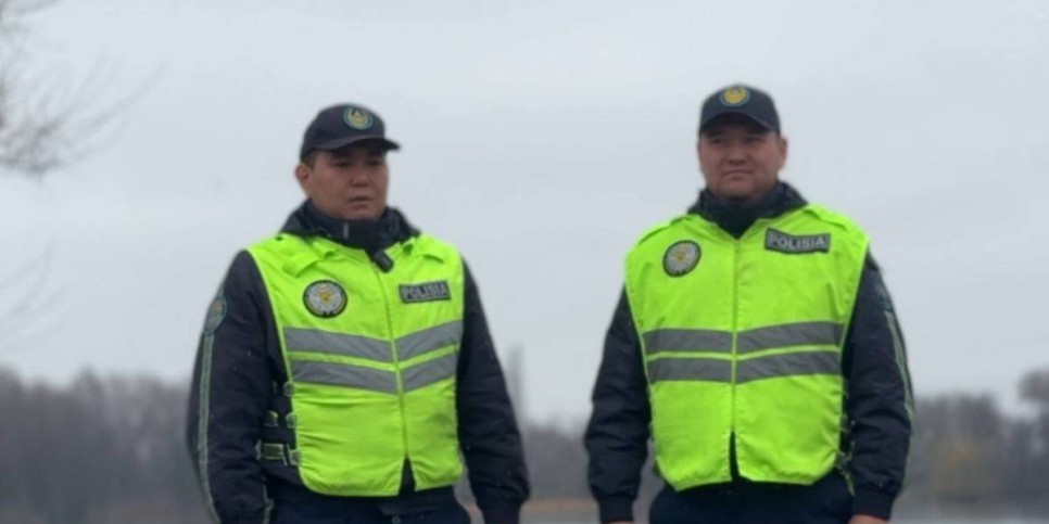 
                    Героическое спасение двух рыбаков полицейскими попало на видео в Жетысу
                