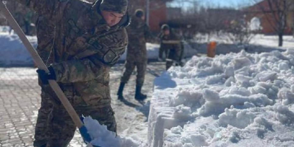 
                    Тазару күні: Гвардейцы очистили территорию детского дома от снега в Астане
                