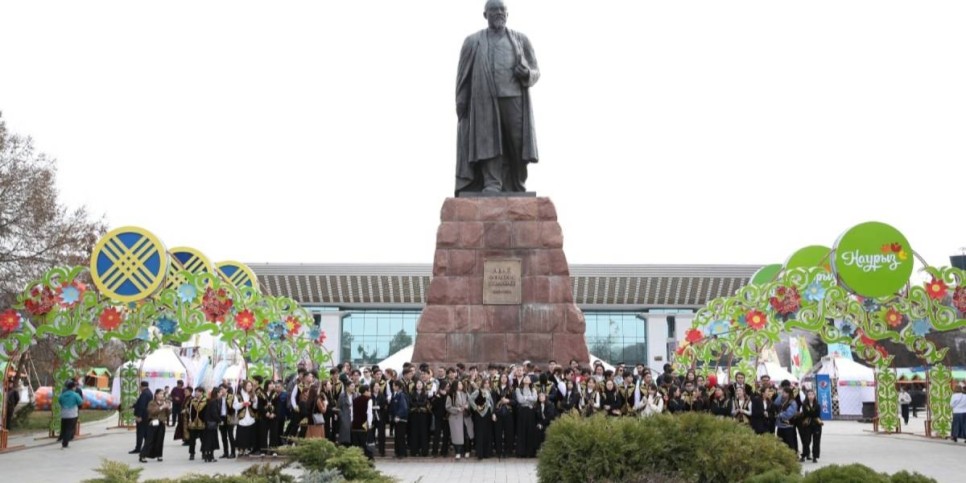 
                    Голоса, сцена и дух Наурыза: как в Алматы прошел праздник у памятника Абая
                