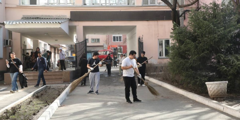 
                    Студенты и преподаватели КазНМУ имени С.Д. Асфендиярова провели масштабный субботник
                