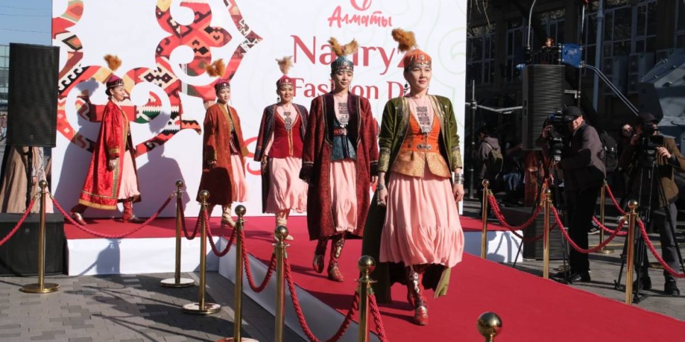 
                    Nauryz Fashion Day: в Алматы состоялся показ национальной одежды
                