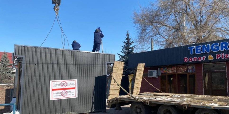 
                    306 незаконных торговых объектов демонтировали в Алматы 
                