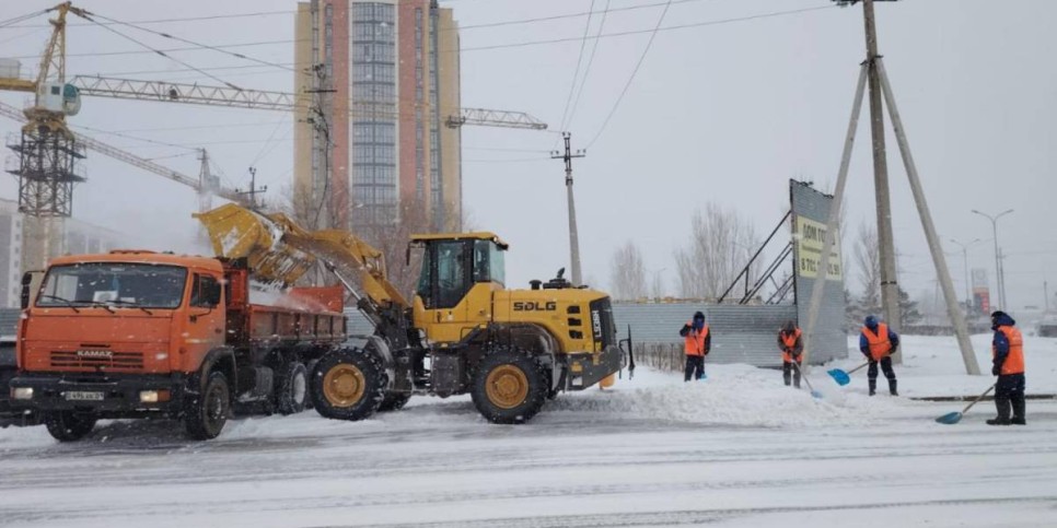 
                    Более 1600 единиц спецтехники вышли днем на уборку снега в Астане
                