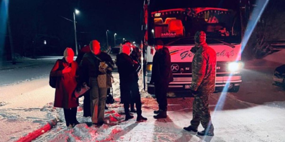 
                    Снег, метель: 100 пассажиров автобусов спасли сотрудники МЧС в области Абай
                